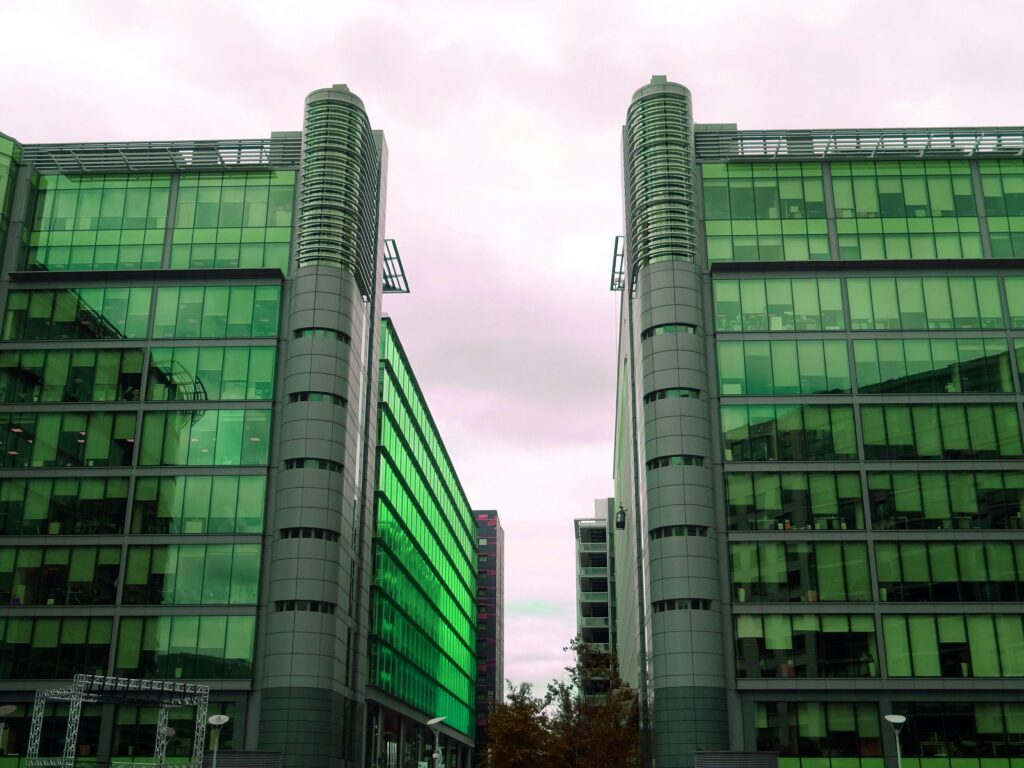 Beispielbild für unsere Leistungen für die Wirtschaft: ein Bürogebäude